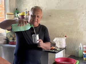 Seu Etin, na cozinha de casa. (Foto: Thiago Santos)